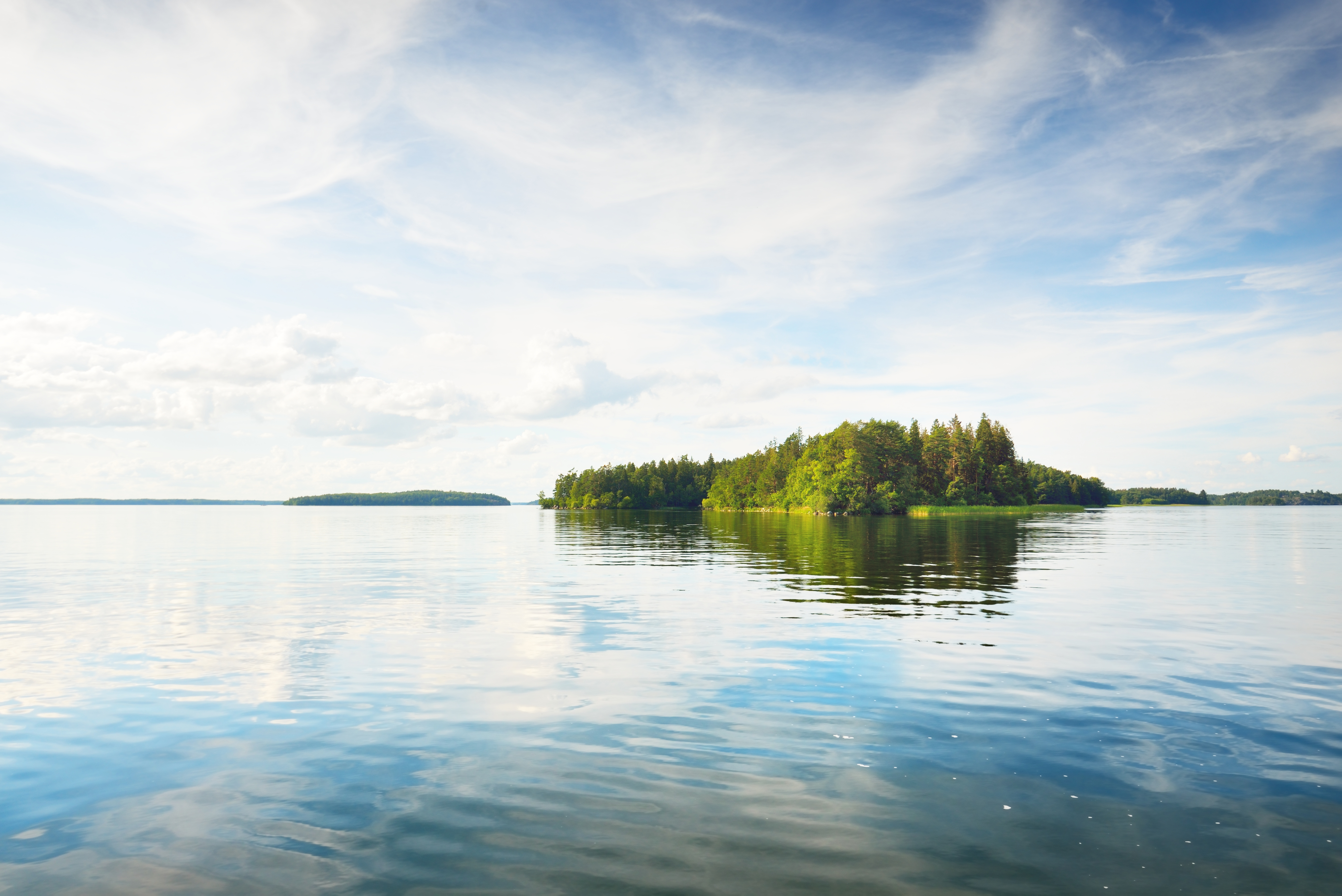 Vy över vatten med en ö