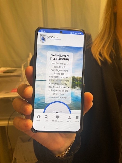 Bild på telefon med Håbohus hemsida